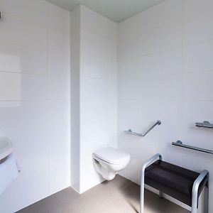 Habitación con Cama Queen Adaptada para Discapacitados
